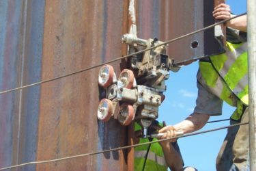 Spunssamler – Dawson Spunssamler – Sikker Spunssamling Dawson Spunssamler i brug til samling af en spuns til en spunsvæg. Spunssamlere anvendes til sikker og hurtig sammenlåsning af spuns. De erstatter manden, der ellers foretager samlingen manuelt i toppen af spunsvæggen. Mindsker i væsentlig grad risikoen i hårdt vejr.