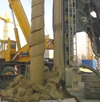 Failure to clean up accumulated soil during CFA drilling entails a risk of personal injury from falling soil.