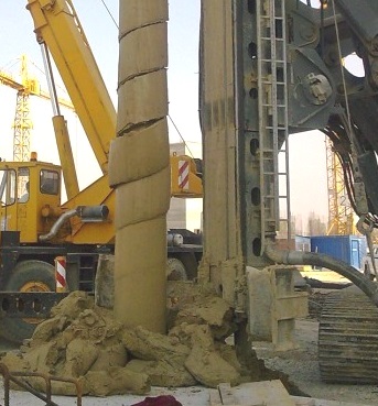 Failure to clean up accumulated soil during CFA drilling entails a risk of personal injury from falling soil.